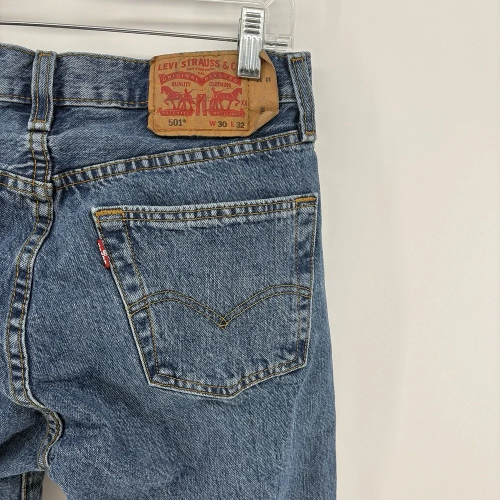 Levis 501 Jeans Mens 30x32 Light Wash Button Fly Straight Leg‎ Denim Classic Fit